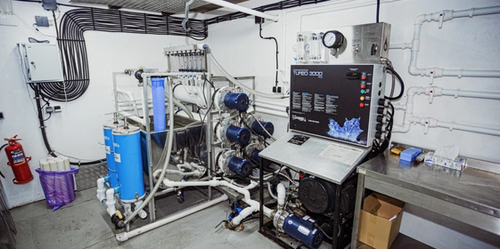 Систему обратного осмоса в&nbsp;быту принято использовать для&nbsp;получения чистой питьевой воды. В&nbsp;«Пензенских Кленоварнях» устройство предназначено для&nbsp;отделения сока от&nbsp;воды, которая здесь является отходом производства