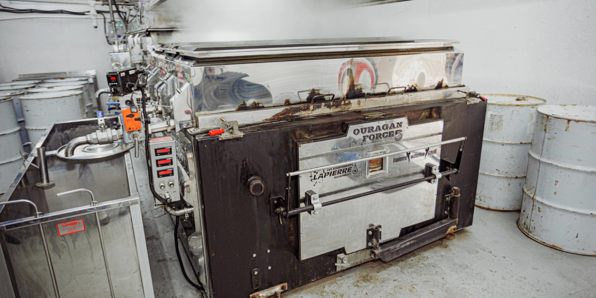 Печь — основа производства. Она весит 7 тонн, а её размер — 6х16 футов. Это единственная в&nbsp;своём роде печь для&nbsp;варки сиропа в&nbsp;России. Она способна сварить до&nbsp;50 тонн кленового сиропа за&nbsp;сезон