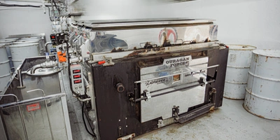 Печь — основа производства. Она весит 7 тонн, а её размер — 6х16 футов. Это единственная в&nbsp;своём роде печь для&nbsp;варки сиропа в&nbsp;России. Она способна сварить до&nbsp;50 тонн кленового сиропа за&nbsp;сезон