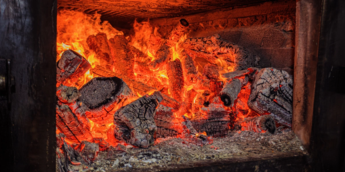 Приобретённая в&nbsp;Канаде печь работает на&nbsp;дровах. Сначала её установили в&nbsp;посёлке Сурки близко к&nbsp;лесу. Но это оказалось невыгодно, и&nbsp;печь перенесли в&nbsp;сам лес, построив вокруг&nbsp;неё всю инфраструктуру 