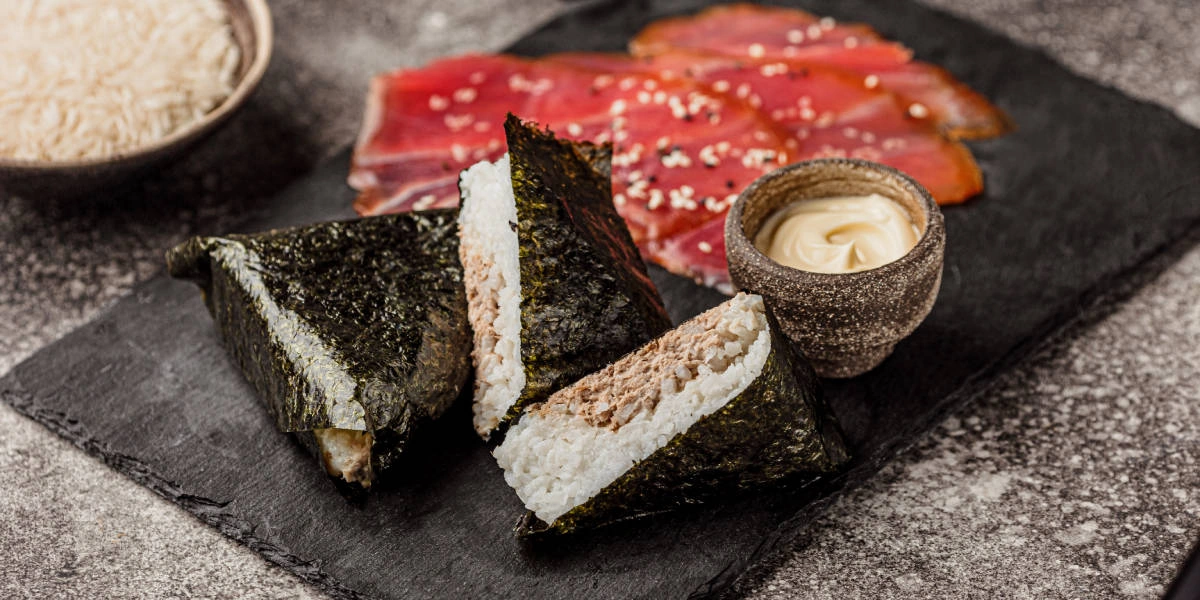 Как приготовить онигири дома: пошаговый рецепт с&nbsp;видео