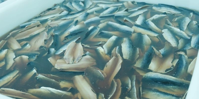 Ванну для&nbsp;посола наполняют водой, добавляют все необходимые ингредиенты и, конечно же, рыбу. Здесь селёдка проведёт до&nbsp;четырёх суток