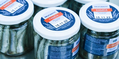 Благодаря засолке, а не термической обработке продукт имеет яркий вкус