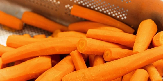 Морковь значительно жёстче картофеля, поэтому на&nbsp;производстве её сначала варят, а уже после&nbsp;нарезают