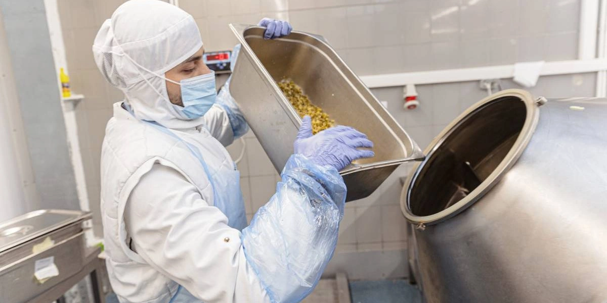 Замес салата происходит с&nbsp;помощью купажного барабана. В&nbsp;него загружают ингредиенты, которые за&nbsp;счёт вращения установки в&nbsp;разные стороны постепенно смешиваются до&nbsp;однородного вида       