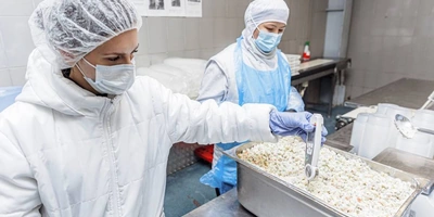 Перед фасовкой салата замеряется температура внутри, после&nbsp;чего продукт упаковывают в&nbsp;газовой среде. Она препятствует развитию вредных микроорганизмов и&nbsp;помогает сохранить свежесть продукта