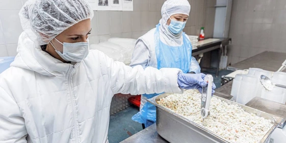 Перед фасовкой салата замеряется температура внутри, после&nbsp;чего продукт упаковывают в&nbsp;газовой среде. Она препятствует развитию вредных микроорганизмов и&nbsp;помогает сохранить свежесть продукта