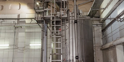 В дробилке яблоки измельчают, ещё немного — и&nbsp;получится готовый сок