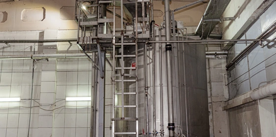 В дробилке яблоки измельчают, ещё немного — и&nbsp;получится готовый сок