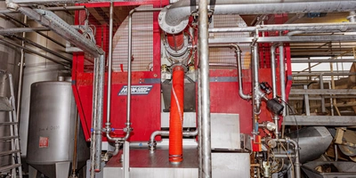 Измельчённые яблоки подают под&nbsp;пресс, где и&nbsp;происходит отделение сока от&nbsp;мякоти