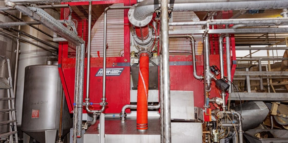 Измельчённые яблоки подают под&nbsp;пресс, где и&nbsp;происходит отделение сока от&nbsp;мякоти