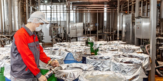 Сезон яблок короткий, поэтому соки прямого отжима заливают в&nbsp;асептические мешки. В&nbsp;таком виде сок может храниться в&nbsp;течение года