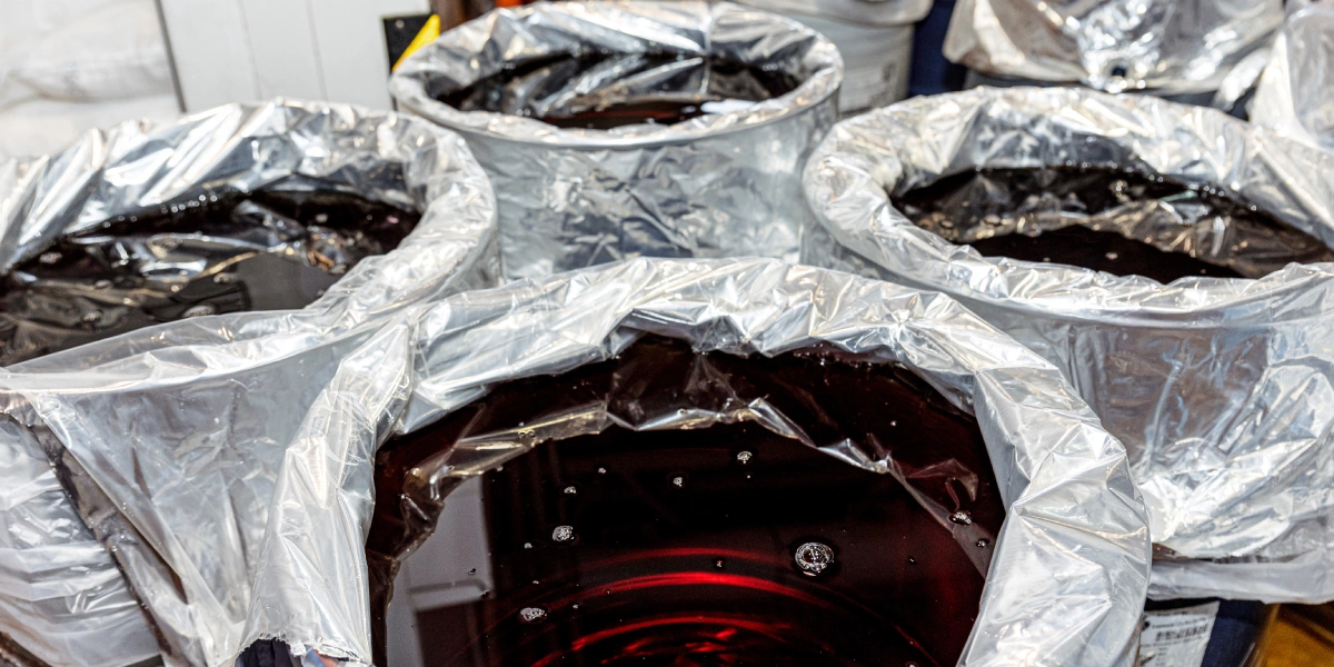 Как только возникает необходимость в&nbsp;выпуске новой партии сока, мешки вскрывают, содержимое загружают в&nbsp;купажную ёмкость, фильтруют, пастеризуют и&nbsp;отправляют на&nbsp;розлив