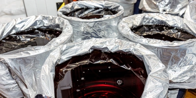 Как только возникает необходимость в&nbsp;выпуске новой партии сока, мешки вскрывают, содержимое загружают в&nbsp;купажную ёмкость, фильтруют, пастеризуют и&nbsp;отправляют на&nbsp;розлив