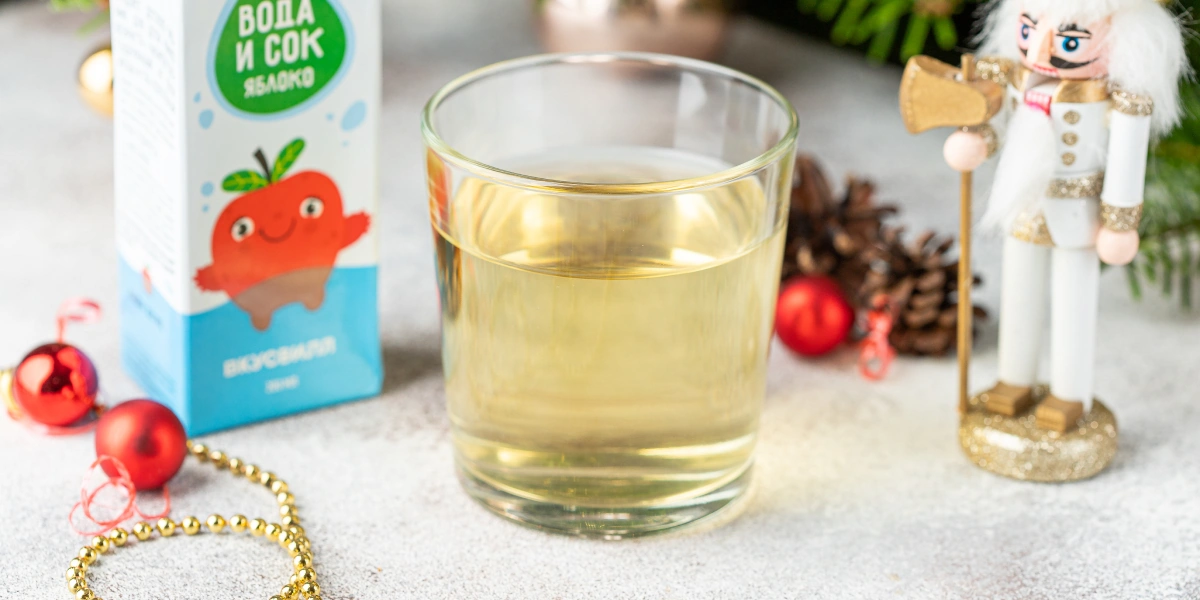 В ассортименте сокосодержащего напитка ВкусВилл «Вода и&nbsp;сок» два вкуса: «Яблоко» и&nbsp;«Яблоко-груша»