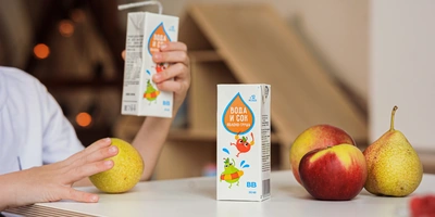 В ассортименте сокосодержащего напитка ВкусВилл «Вода и&nbsp;сок» два вкуса: «Яблоко» и&nbsp;«Яблоко-груша»