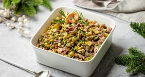 Салат с&nbsp;мясом, шампиньонами и&nbsp;зелёным горошком