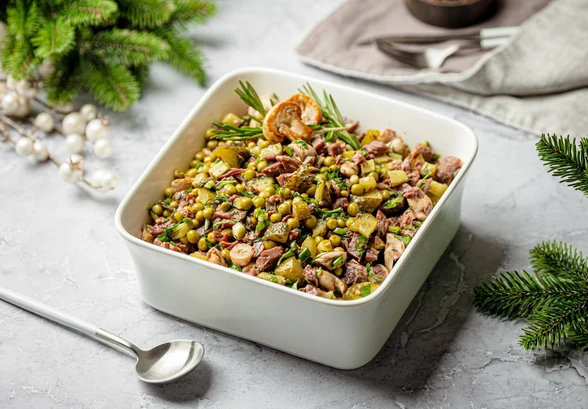 Рецепт «Салат с&nbsp;мясом, шампиньонами и&nbsp;зелёным горошком»