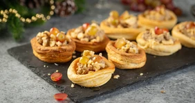 Волованы с&nbsp;печёночным паштетом и&nbsp;виноградом