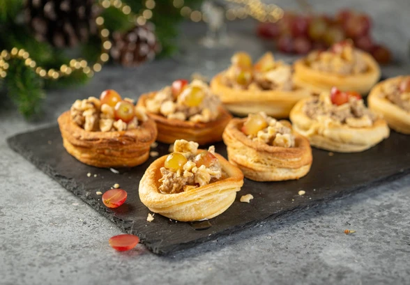 Рецепт «Волованы с&nbsp;печёночным паштетом и&nbsp;виноградом»