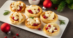 Волованы с&nbsp;козьим сыром и&nbsp;брусникой