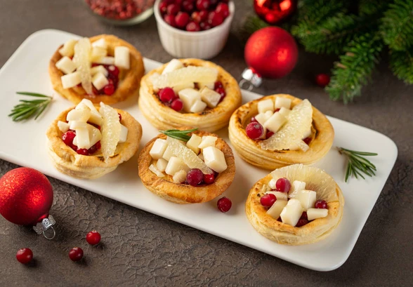 Рецепт «Волованы с&nbsp;козьим сыром и&nbsp;брусникой»