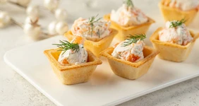 Тарталетки с&nbsp;сёмгой и&nbsp;творожным сыром