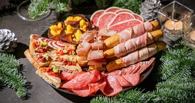 Сервировка новогоднего стола: мясная нарезка