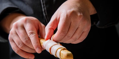 Неподатливый бекон можно обмотать вокруг&nbsp;палочки гриссини