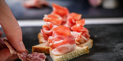 Сверните из&nbsp;мясного деликатеса розочку и&nbsp;подайте на&nbsp;кусочке хлеба