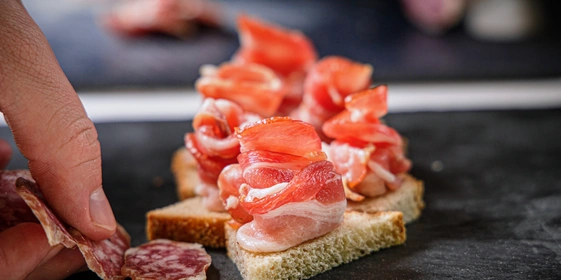 Сверните из&nbsp;мясного деликатеса розочку и&nbsp;подайте на&nbsp;кусочке хлеба