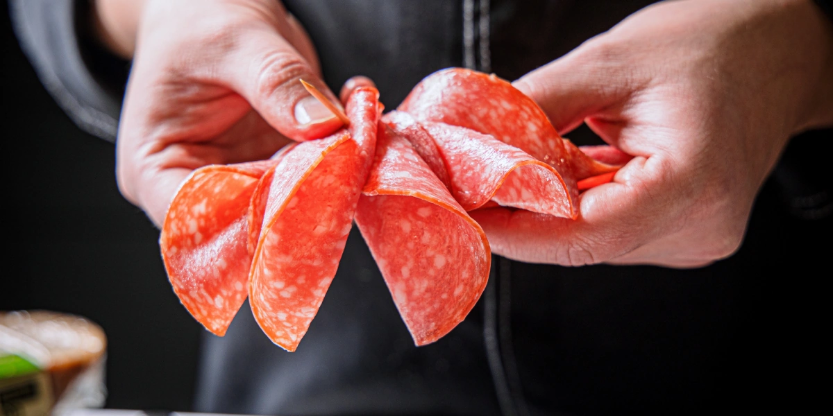 А лепестки сырокопчёной колбасы «Монреаль» наш бренд-шеф решил соединить с&nbsp;помощью зубочистки