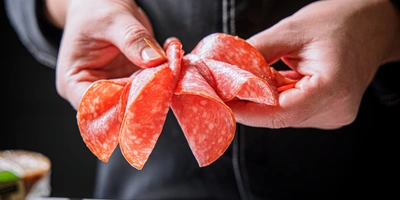 А лепестки сырокопчёной колбасы «Монреаль» наш бренд-шеф решил соединить с&nbsp;помощью зубочистки