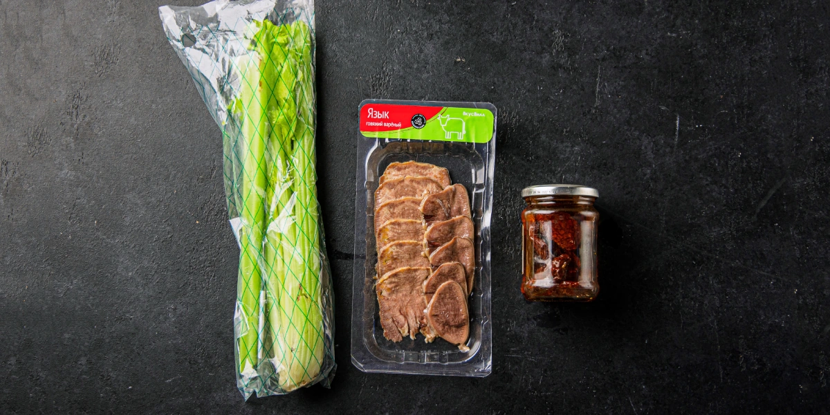 Если предпочитаете варить язык самостоятельно, то поместите его в&nbsp;сильно кипящую воду. Так вкус мяса запечатается внутри, а не уйдёт в&nbsp;бульон