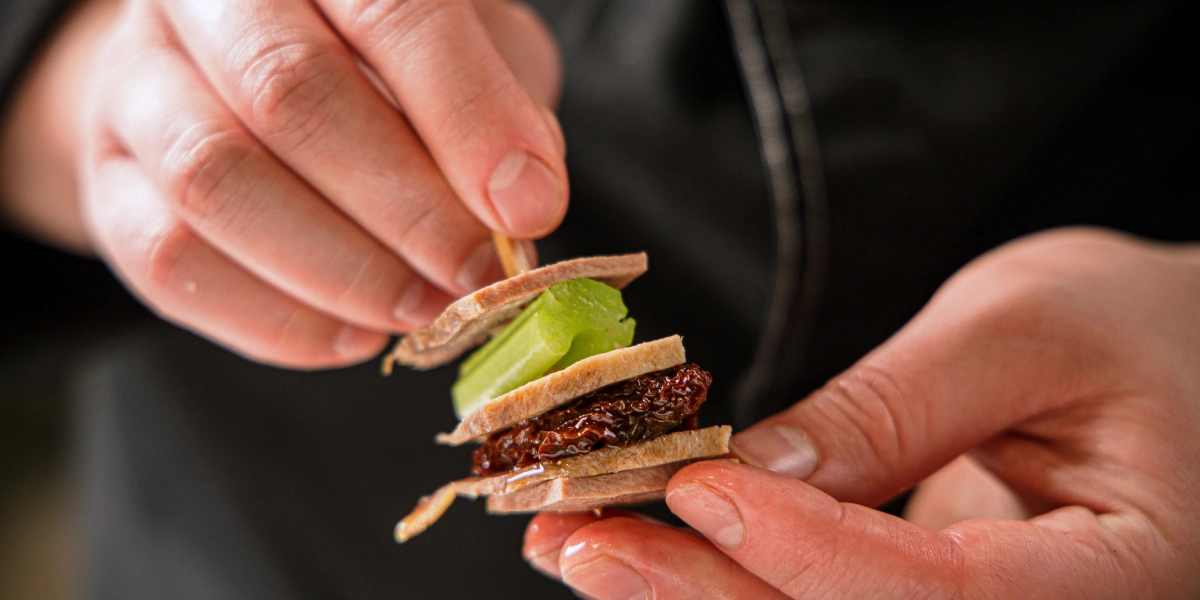 Наколите все ингредиенты на&nbsp;шпажку