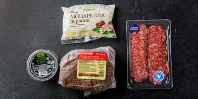 Всеми любимый острый вкус халапеньо ВкусВилл добавил в&nbsp;эту сырокопчёную колбасу. Оттеним её остроту в&nbsp;канапе с&nbsp;оливками, сыром моцарелла перлини и&nbsp;зерновым хлебом