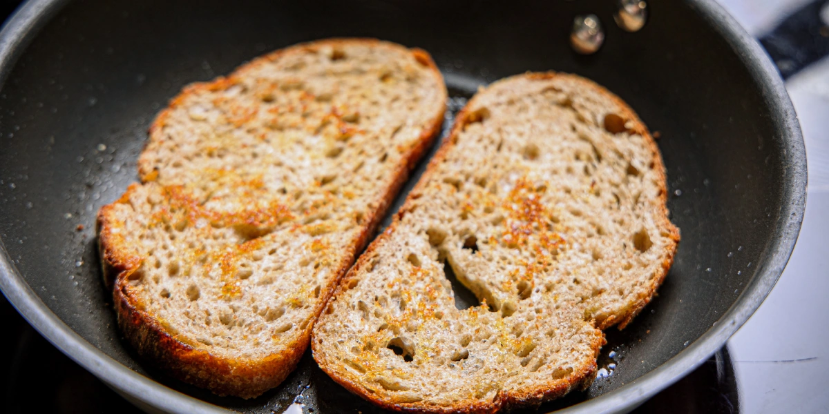 Подрумяньте хлеб с&nbsp;двух сторон на&nbsp;горячей сковороде, добавив ароматное оливковое масло