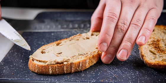 Намажьте патте-мусс на&nbsp;хлеб