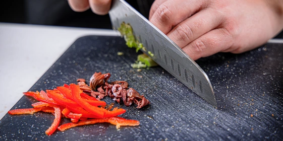 Мелко порубите сельдерей, оливки и&nbsp;перец