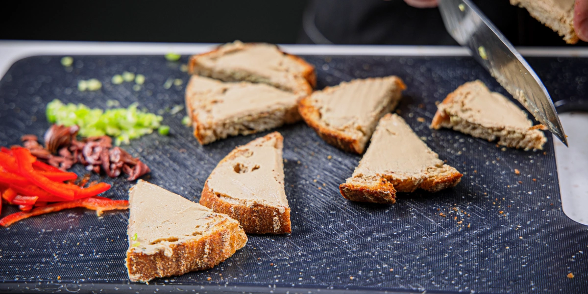 Разрежьте бутерброды на&nbsp;треугольнички