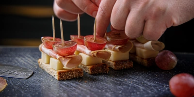 Сверните в&nbsp;трубочки карбонад и&nbsp;соедините все ингредиенты шпажкой