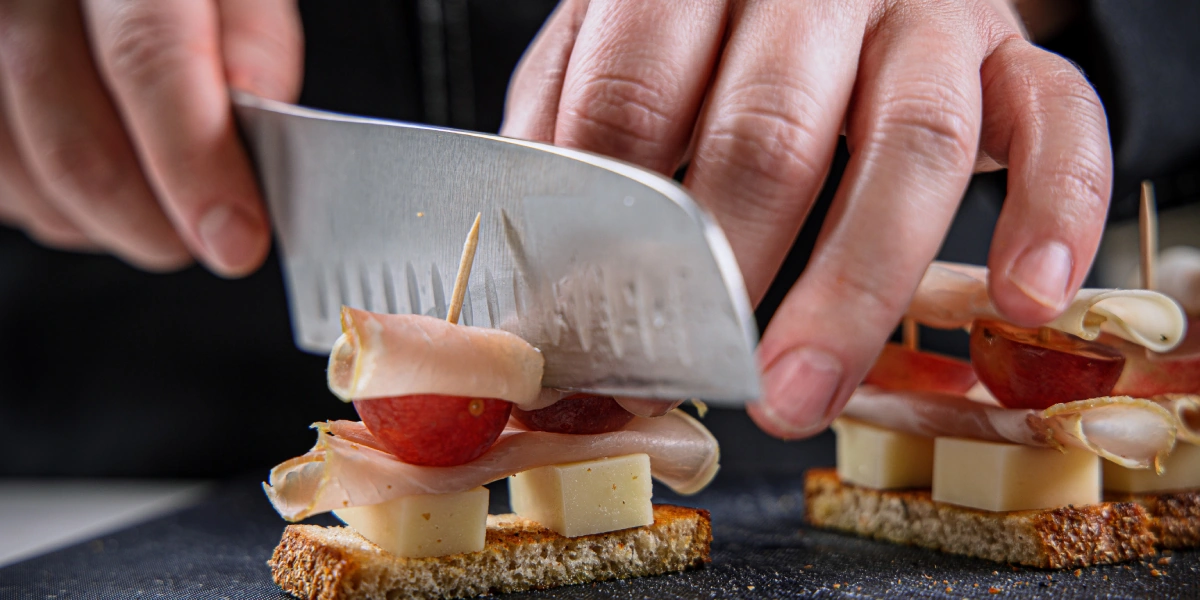 Аккуратно разрежьте острым ножом канапе на&nbsp;две части