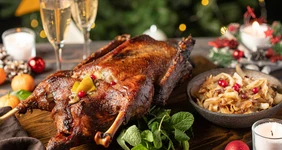 Рождественский гусь с&nbsp;яблоками и&nbsp;тушёной капустой