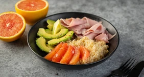 Салат с&nbsp;авокадо, киноа и&nbsp;окороком