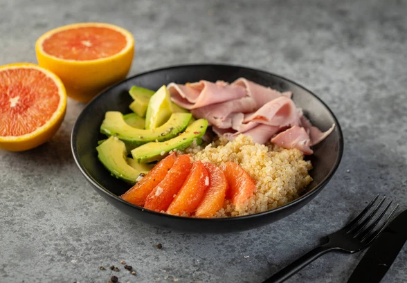 Рецепт «Салат с&nbsp;авокадо, киноа и&nbsp;окороком»
