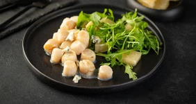 Гребешки с&nbsp;помело и&nbsp;голубым сыром