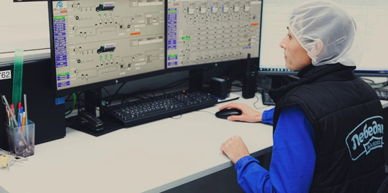 Благодаря огромным инвестициям в&nbsp;2016 году, сейчас всем производством управляет, можно сказать, искусственный интеллект. На&nbsp;заводе автоматизированы почти все процессы: например, перекачка молока из&nbsp;молоковоза в&nbsp;танк происходит не вручную, а дистанционно. Оператор станции видит на&nbsp;экране, какой танк пустой, и&nbsp;направляет туда молоко