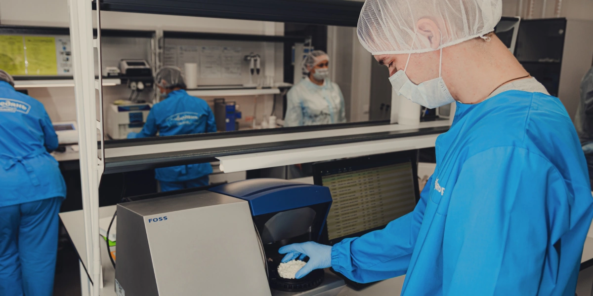 Это лаборатория, где берут анализы, причём не один раз в&nbsp;день. Молоко проверяют сразу, когда оно только приехало, затем после&nbsp;очистки, перед&nbsp;розливом и&nbsp;в&nbsp;готовом виде в&nbsp;упаковке. На&nbsp;фотографии: тестируют готовый творог