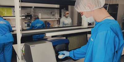 Это лаборатория, где берут анализы, причём не один раз в&nbsp;день. Молоко проверяют сразу, когда оно только приехало, затем после&nbsp;очистки, перед&nbsp;розливом и&nbsp;в&nbsp;готовом виде в&nbsp;упаковке. На&nbsp;фотографии: тестируют готовый творог