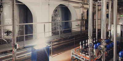 В этом цеху хранится сырое молоко